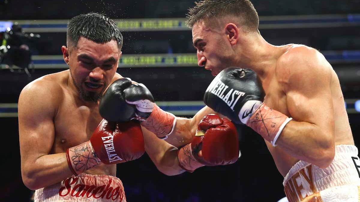 El australiano Jason Maloney y el mexicano Saúl Sánchez brindaron una pelea electrizante por el título gallo de la OMB. El australiano Jason Maloney y el mexicano Saúl Sánchez brindaron una pelea electrizante por el título gallo de la OMB.