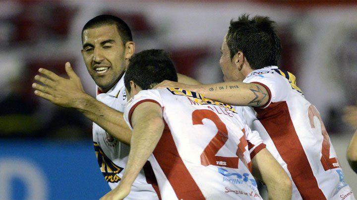 Atlético Tucumán y Huracán, palmo a palmo por la punta del torneo