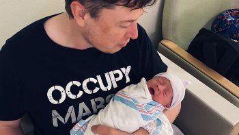 El multimillonario Elon Musk anunció el nacimiento de su hijo y de manera muy particular