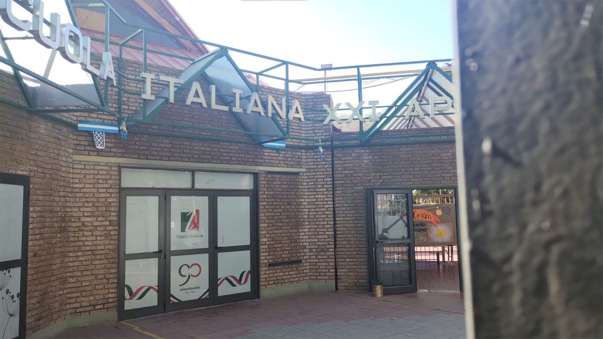 Ahora decidieron contratar un sereno para que cuide durante las noches el establecimiento de la Scoula Italiana, de Guaymallén. Ahora decidieron contratar un sereno para que cuide durante las noches el establecimiento de la Scoula Italiana, de Guaymallén.