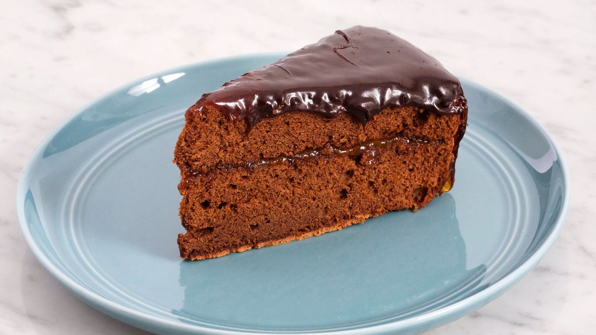 Cómo preparar Tarta Sacher: la receta de la torta austríaca de chocolate con 7 ingredientes