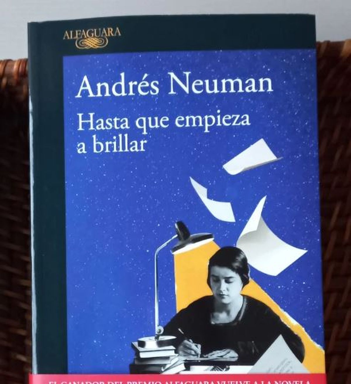 Hasta que empieza a brillar, de Andrés Neuman. Hasta que empieza a brillar, de Andrés Neuman.