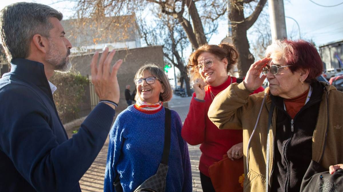 Ulpiano Suarez junto a un grupo de jubiladas de la Ciudad de Mendoza.