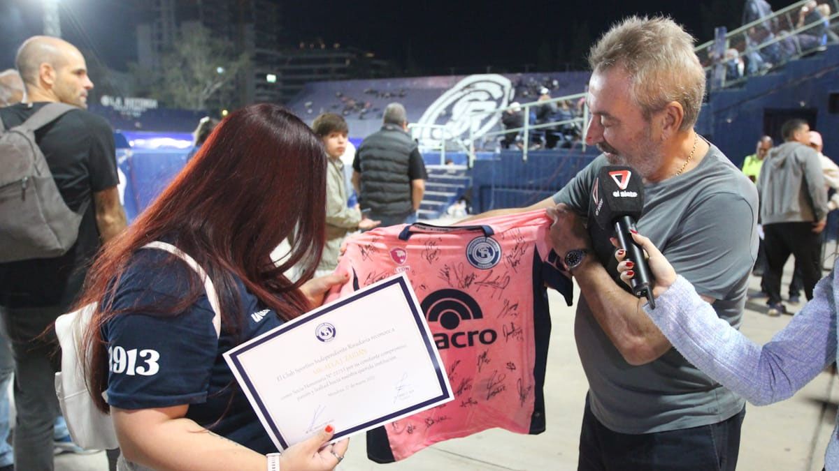 El presidente de la Lepra, Daniel Vila, le regal&oacute; una camiseta a Micaela autografiada por los jugadores azules.