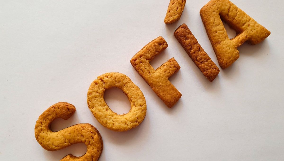 Este nombre proviene del griego sophia, que significa “sabiduría”, un término fundamental en la filosofía helenística. Este nombre proviene del griego sophia, que significa “sabiduría”, un término fundamental en la filosofía helenística.