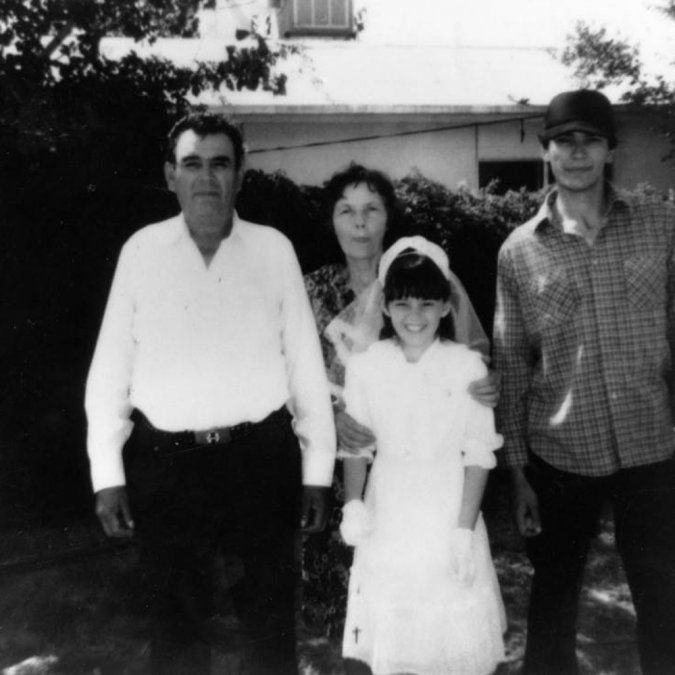 Richard Ramírez en su juventud junto a sus padres y una sobrina.