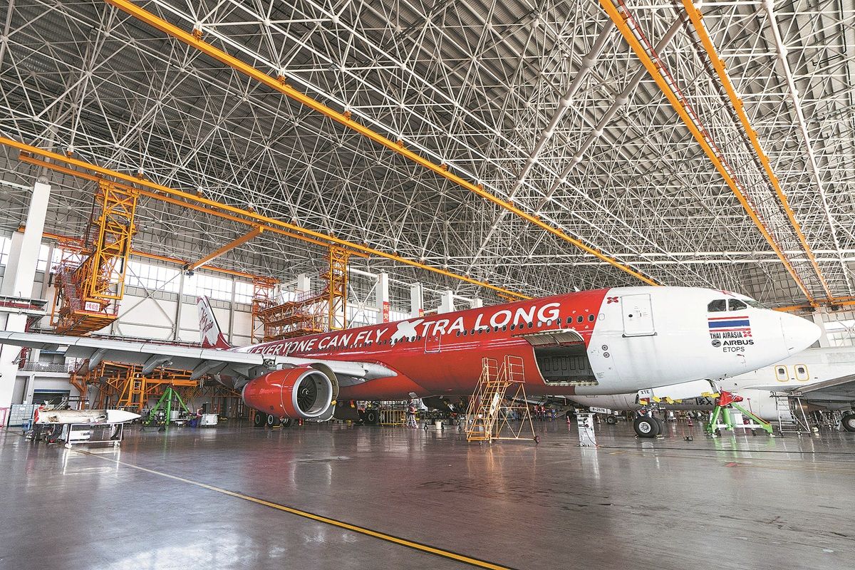Trabajadores inspeccionan y reparan aeronaves en una base de mantenimiento en el Puerto de Libre Comercio de Hainan, provincia de Hainan. ZHANG LIYUN / XINHUA