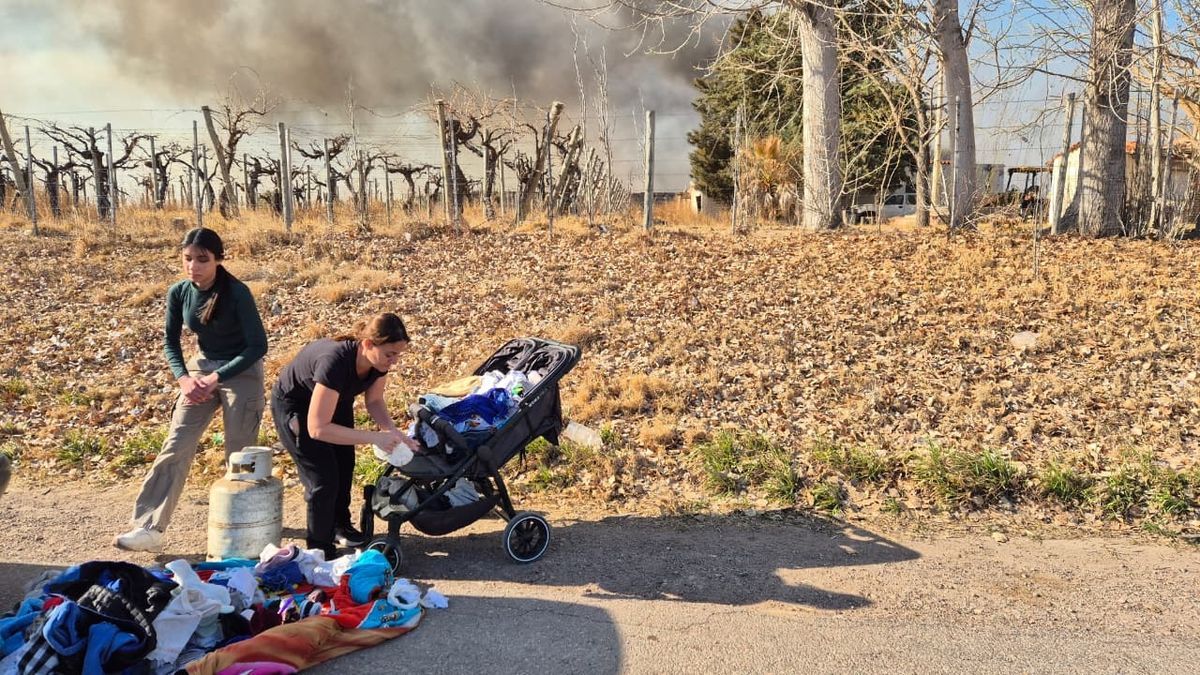 Una de las familias evacuadas por el incendio en Luján de Cuyo.