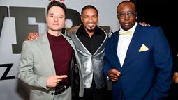 El actor Isaiah Stokes (derecha) fue acusado por un gran jurado de Queens, Nueva York, de haber asesinado a tiros en febrero a un hombre que estaba en el interior de un automóvil estacionado.