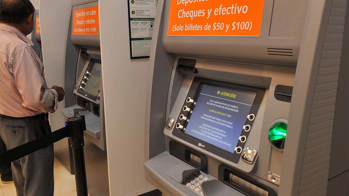 El Banco Central autorizó una actualización de las comisiones que perciben los bancos. También autorizó cobrar si se usa cajero de otra entidad. 