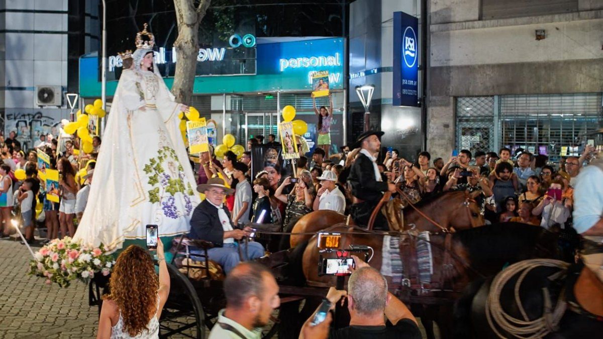 La Virgen de la Carrodilla encabeza el desfile de reinas, tanto en la Vía Blanca como en el Carrusel.