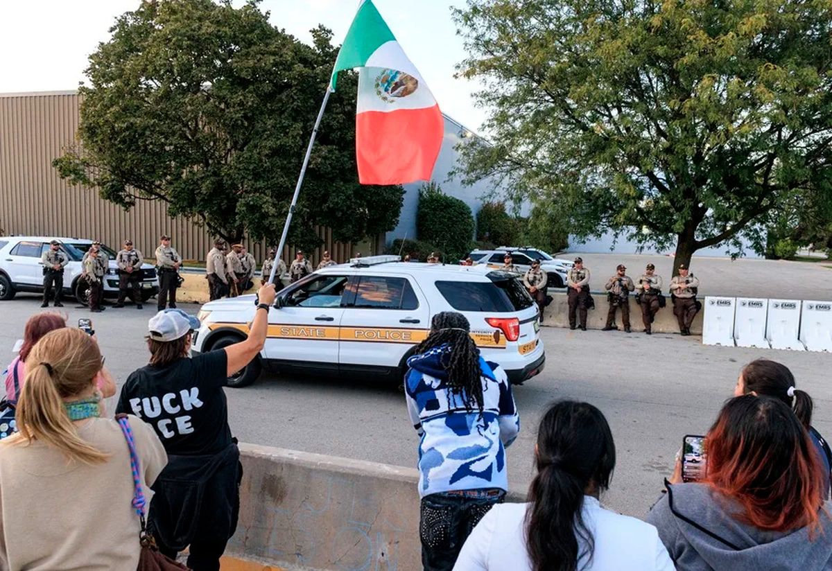 Activistas en una manifestación frente al centro de detención del ICE en Broadview, a unos 19 kilómetros al oeste de Chicago, Illinois, Estados Unidos (Archivo). Crédito: EFE/EPA/CRISTOBAL HERRERA-ULASHKEVICH. Activistas en una manifestación frente al centro de detención del ICE en Broadview, a unos 19 kilómetros al oeste de Chicago, Illinois, Estados Unidos (Archivo). Crédito: EFE/EPA/CRISTOBAL HERRERA-ULASHKEVICH.