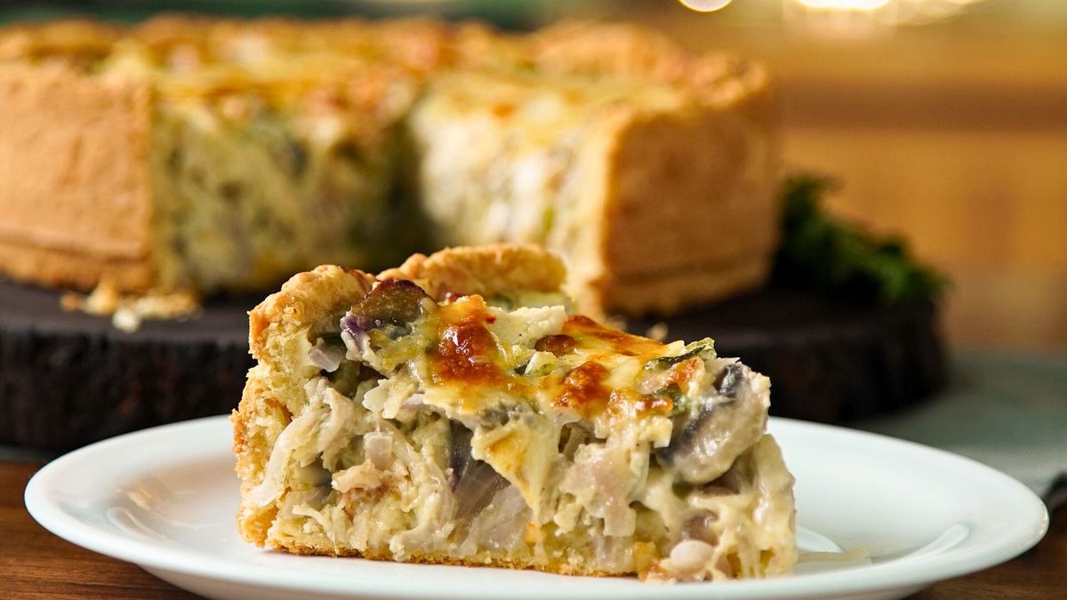 Receta de la tarta de pollo y champiñones con relleno cremoso. Foto: gentileza tastemade.