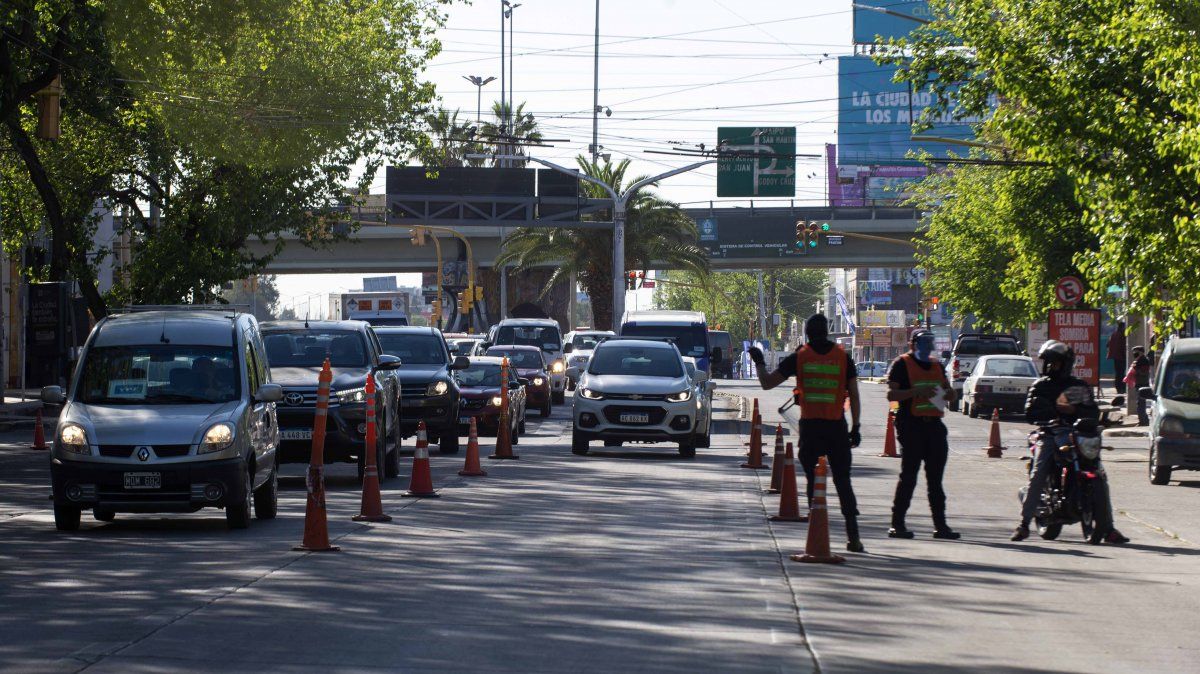 Fuertes cruces y dudas sobre cómo seguirá la cuarentena en Mendoza.
