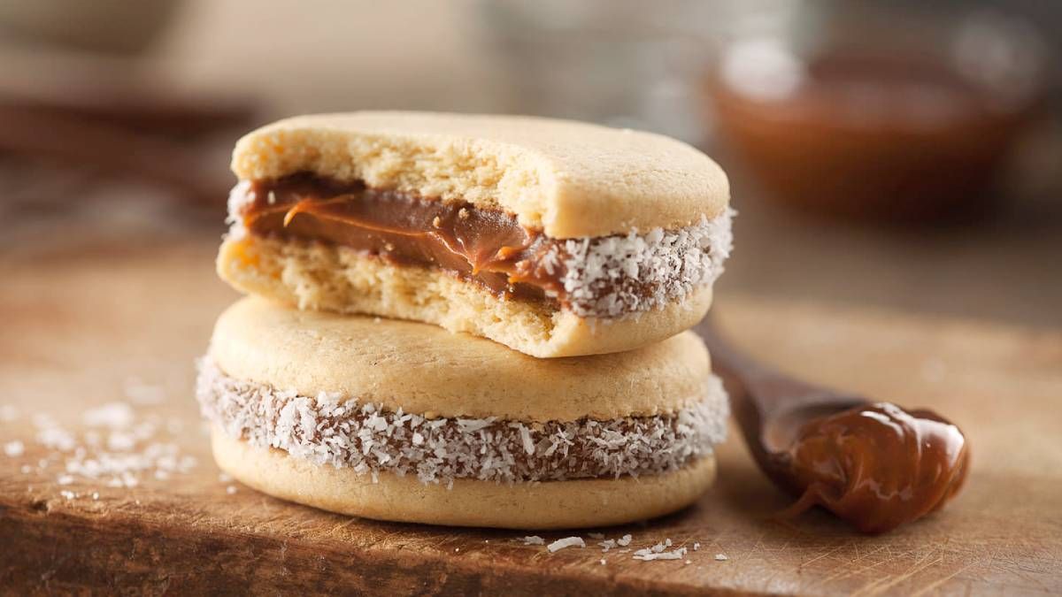 Recetas: cómo hacer alfajores de maicena suaves con 6 ingredientes.