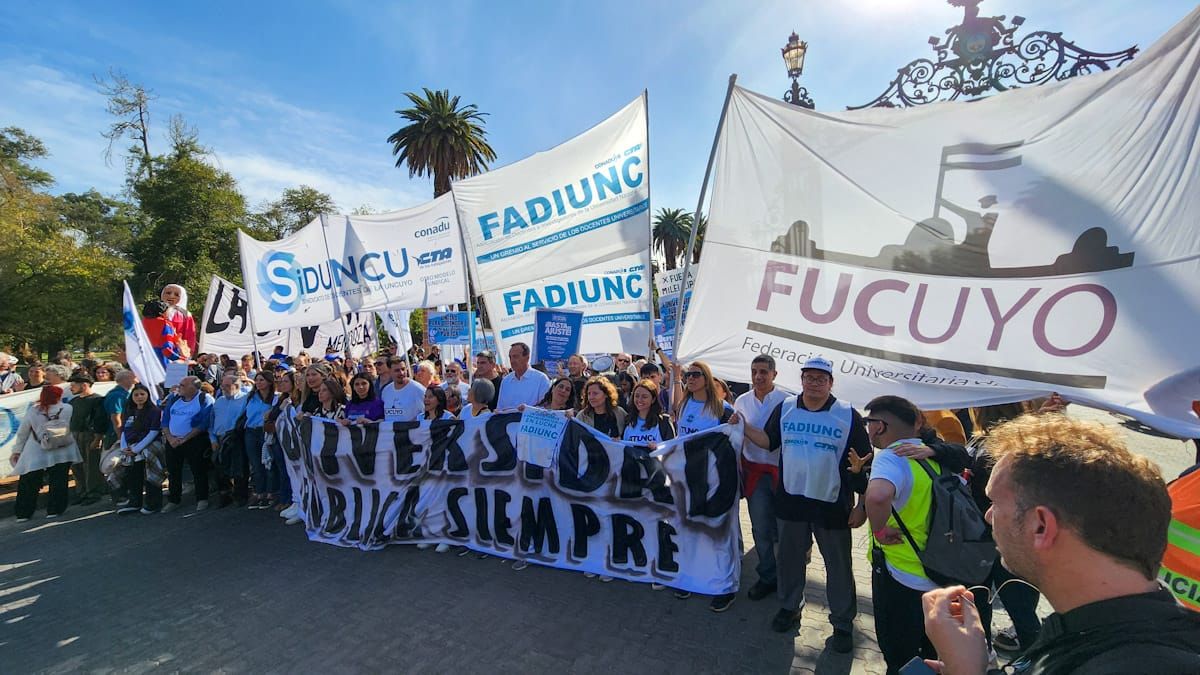 Fue masiva en Mendoza la marcha en defensa de la universidad pública convocada por la UNCuyo