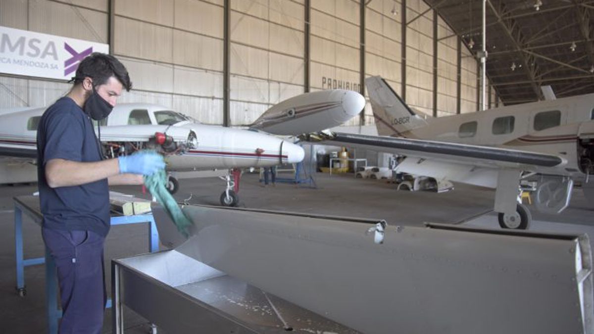 AEMSA prepara los aviones para la lucha antigranizo.