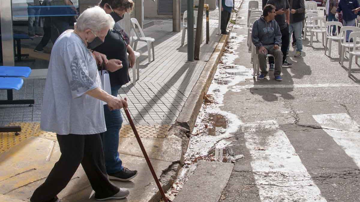 Los jubilados de la mínima recibirán dos bonos de 1.500 pesos en abril y mayo.