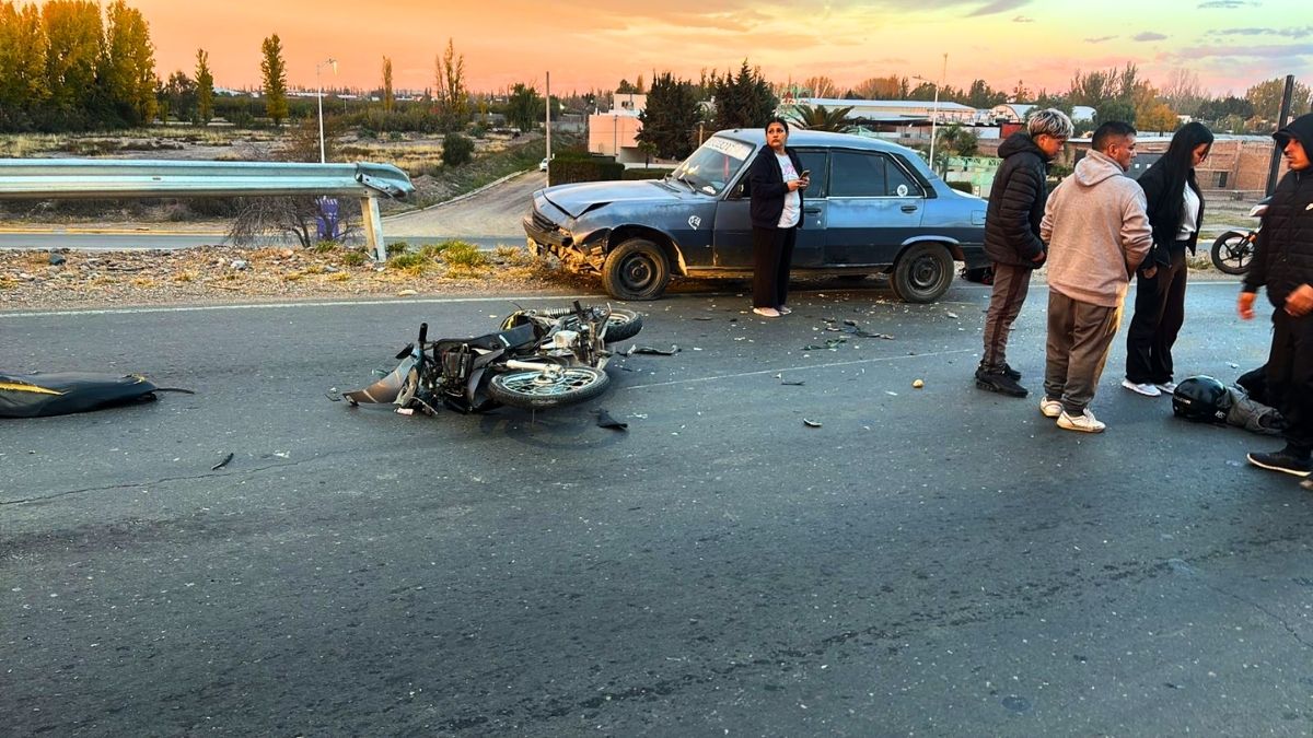 El accidente fue un choque frontal entre un auto y una moto. Foto: Matías Pascualetti/Radio Nihuil. El accidente fue un choque frontal entre un auto y una moto. Foto: Matías Pascualetti/Radio Nihuil.