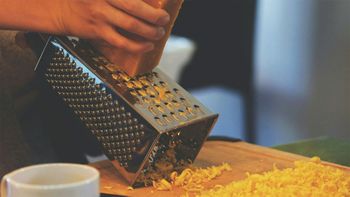 Cómo afilar un rallador de metal de cocina con un paso a paso rápido y bien casero