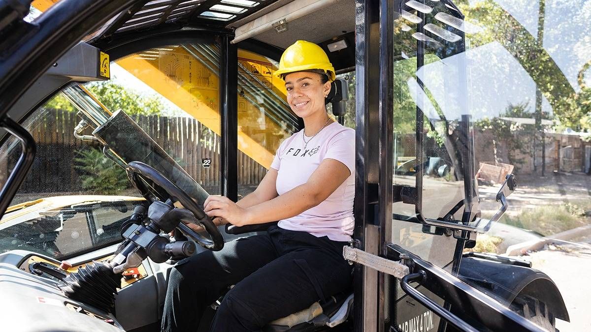 Silvina Leilen maneja máquinas pesadas, es mecánica y amante de la motocross. Foto: Cristian Lozano 