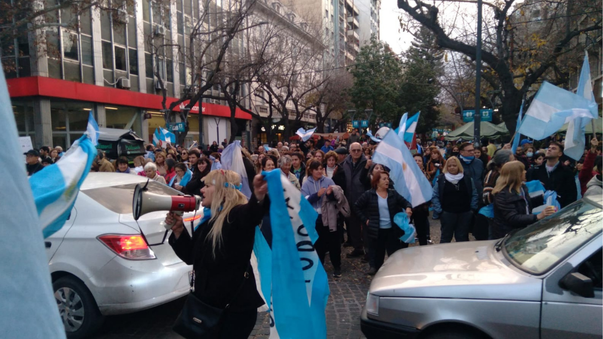 Así se manifestaron durante la tarde de este sábado manifestantes anti K en pleno centro de Mendoza.