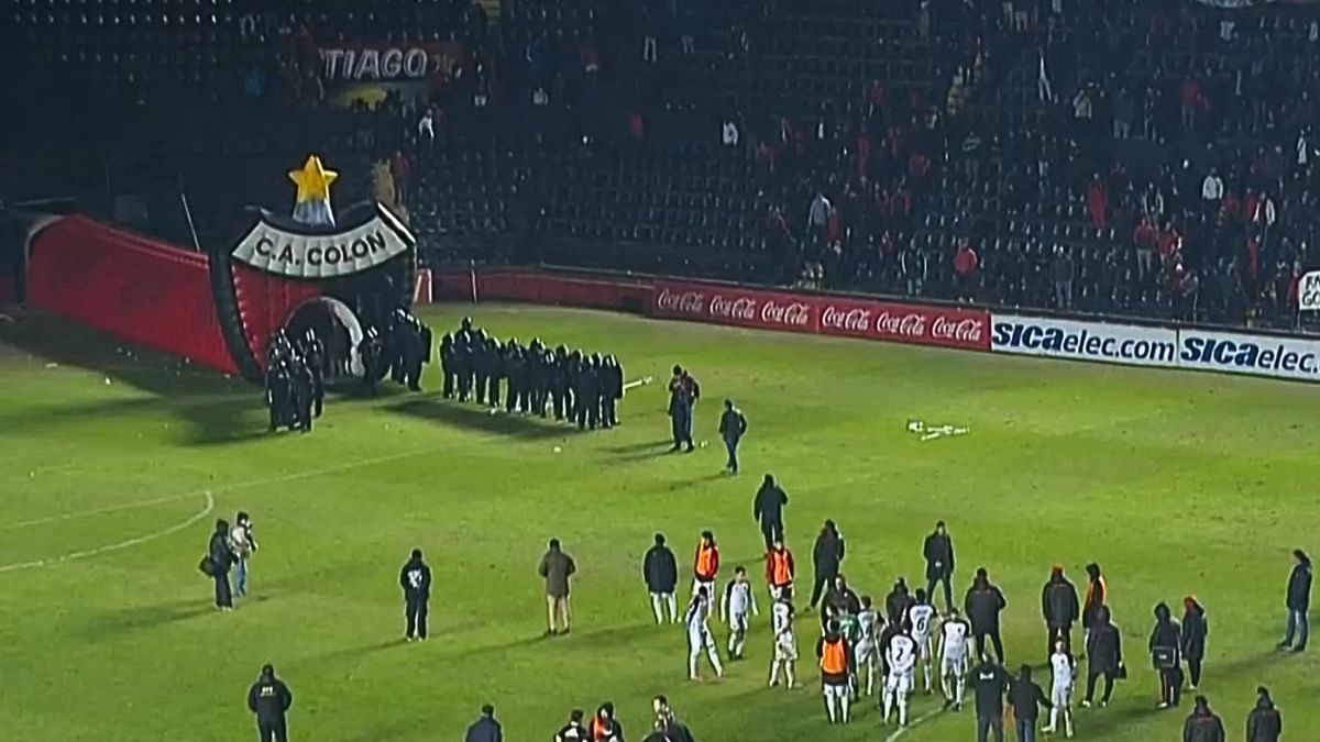 La hinchada de Colón estalló contra sus jugadores en el encuentro ante Mitre de Santiago del Estero.