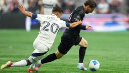 Andrés Cubas le comete falta a Lionel Messi.