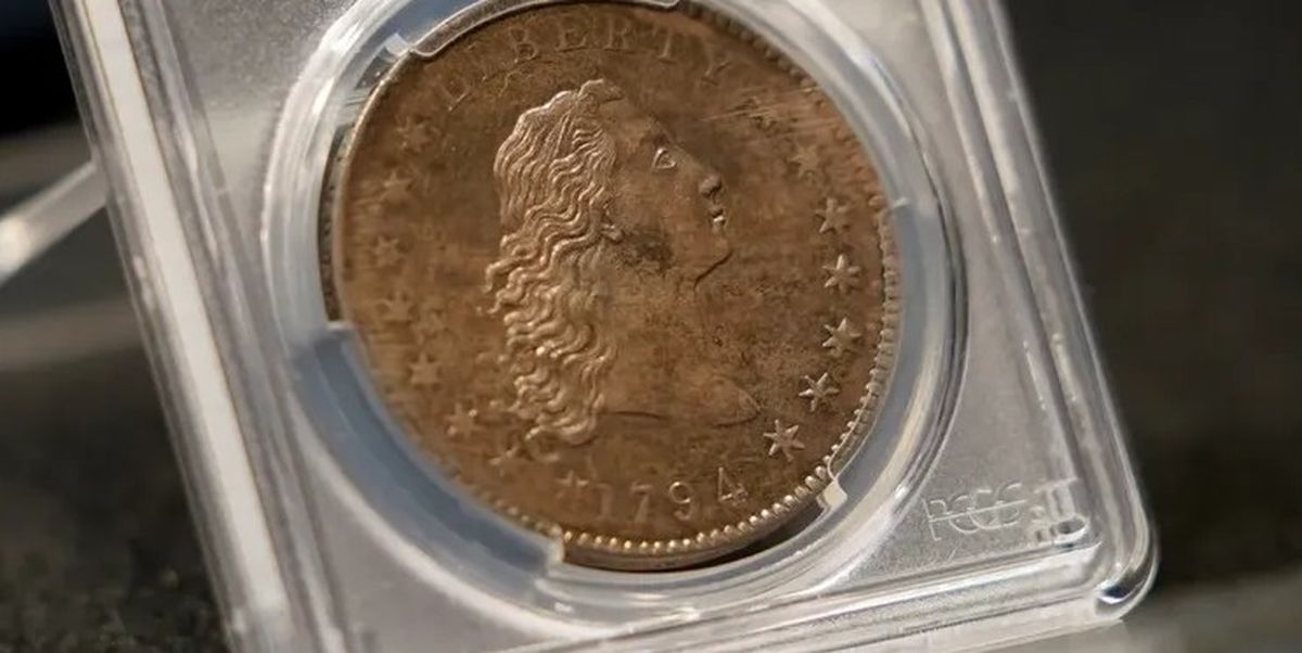 Uno de los lados de la moneda presenta a la Uno de los lados de la moneda presenta a la