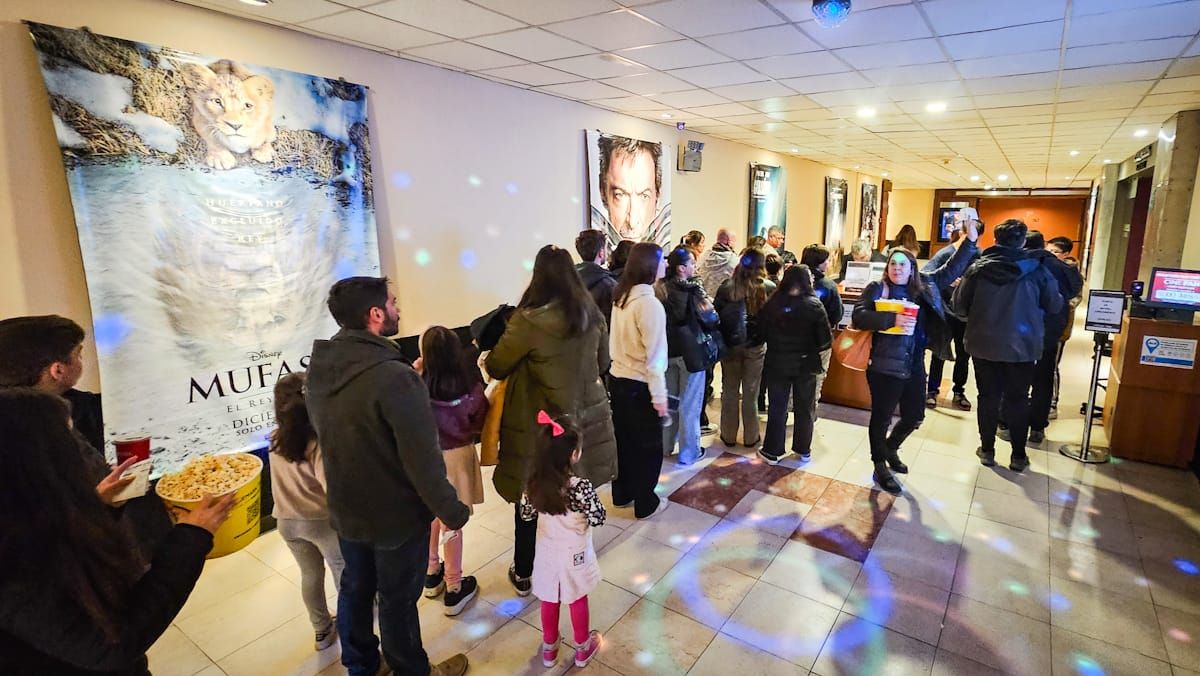 Este lunes, pese a ser día de semana y fecha de fin de mes, las salas comerciales mostraban largas filas para ver la peli. Este lunes, pese a ser día de semana y fecha de fin de mes, las salas comerciales mostraban largas filas para ver la peli.