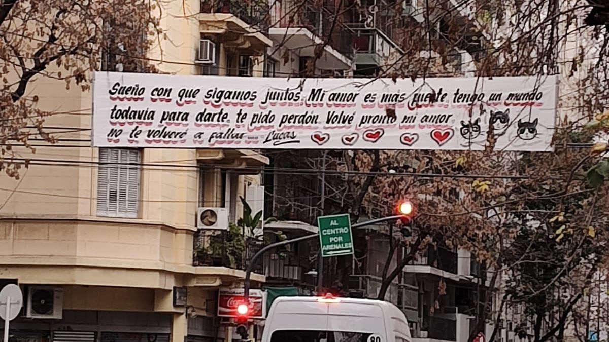 El insólito cartel de un hombre desesperado por recuperar a su mujer que copa Buenos Aires