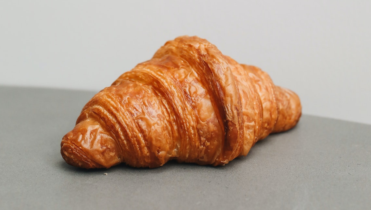 Una joven celíaca comió un croissant en pleno vuelo y su reacción se volvió viral