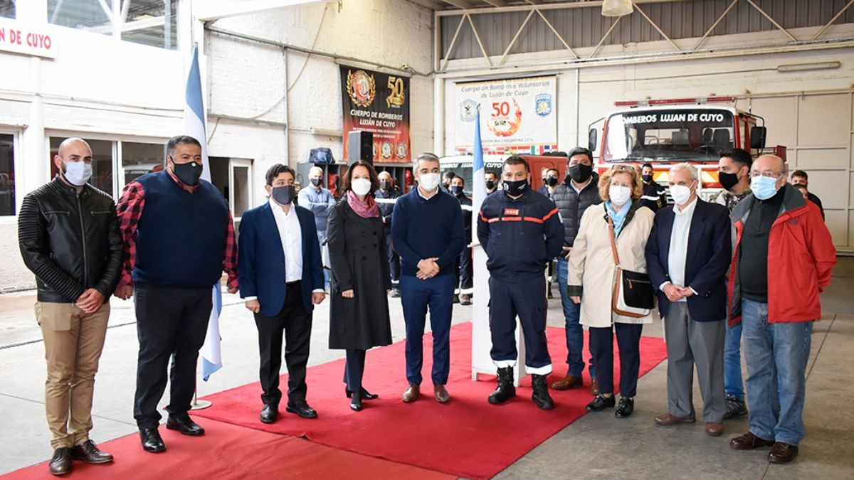 La Embajadora de Francia Claudia Scherer-Effosse posa en el cuartel de Bomberos Voluntarios de Luján, flanqueada por el presidente de la Comisión Directiva, Carlos Gómez (izq.) y el intendente Sebastián Bragagnolo.
