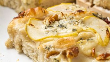 Focaccia de cebolla caramelizada, roquefort y nueces: se cocina en 20 minutos y lleva 10 ingredientes
