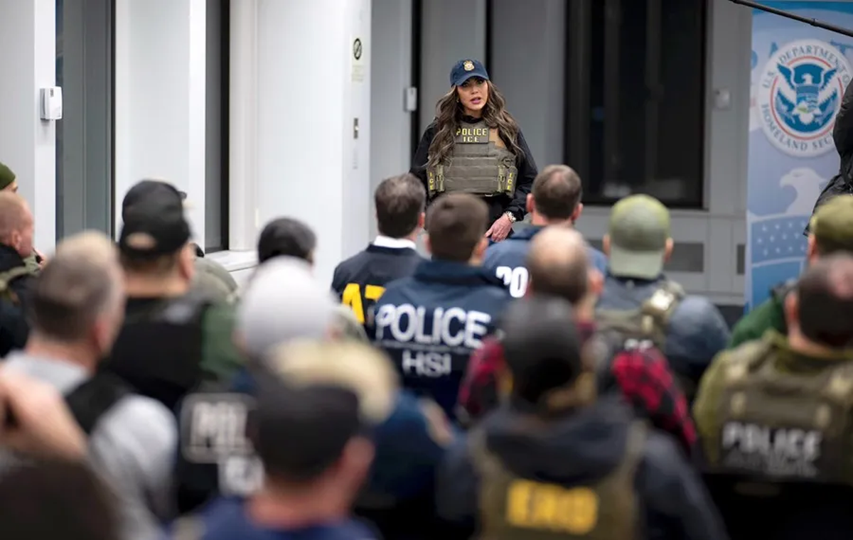 La secretaria de Seguridad Nacional de Estados Unidos, Kristi Noem, hablando con agentes de Inmigración y Aduanas. Crédito: EFE/ @Sec_Noem. La secretaria de Seguridad Nacional de Estados Unidos, Kristi Noem, hablando con agentes de Inmigración y Aduanas. Crédito: EFE/ @Sec_Noem.