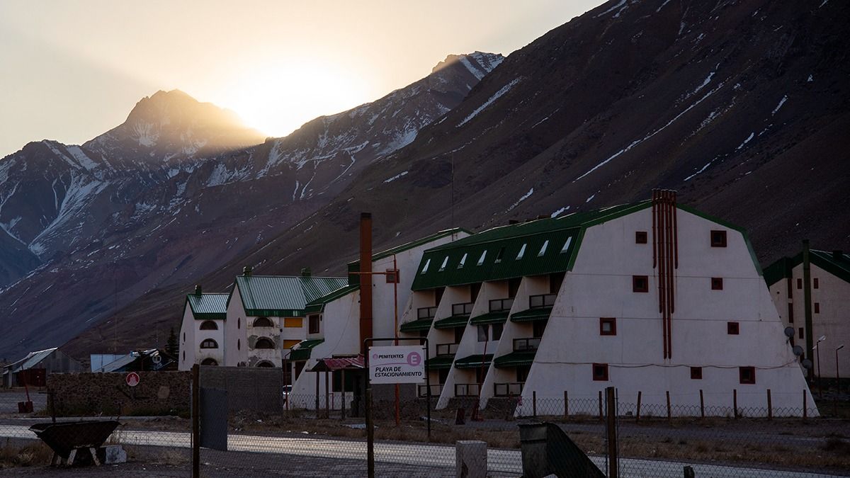 El crepúsculo en Penitentes, donde alguna vez hubo miles de turistas.