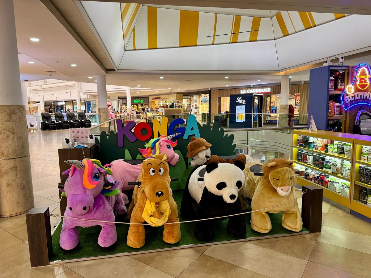 Konga se convierte en un lugar mágico donde los más pequeños se aventuran en un paseo a bordo de animales y personajes de peluche. Konga se convierte en un lugar mágico donde los más pequeños se aventuran en un paseo a bordo de animales y personajes de peluche.