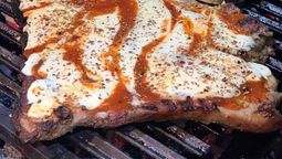 El matambre a la parrilla queda muy tierno si se lo cocina previamente con leche, en el horno.