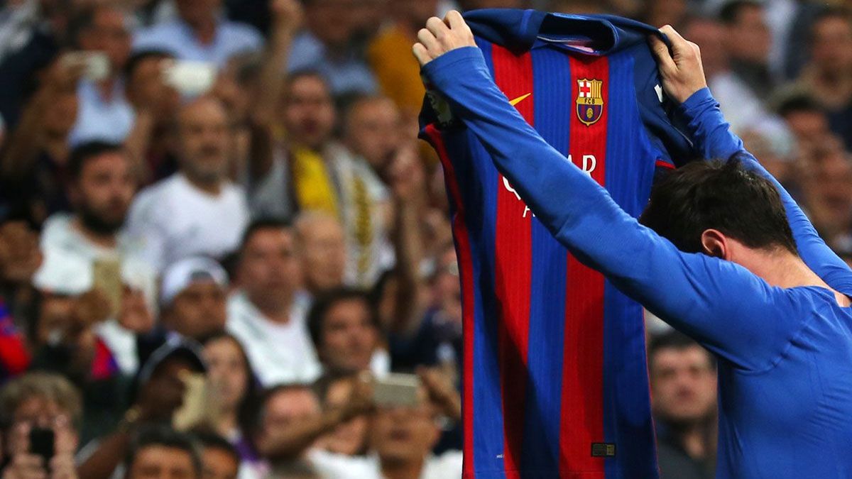 Messi y un mimo especial con tres camisetas autografiadas