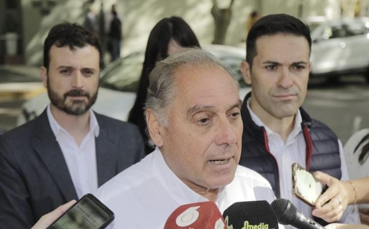 El senador provincial, Abel Freidemberg, y el concejal Leonardo Yapur, denunciaron la falta de certificación del sistema de carga de combustible que observó el Tribunal de Cuentas en San Rafael.