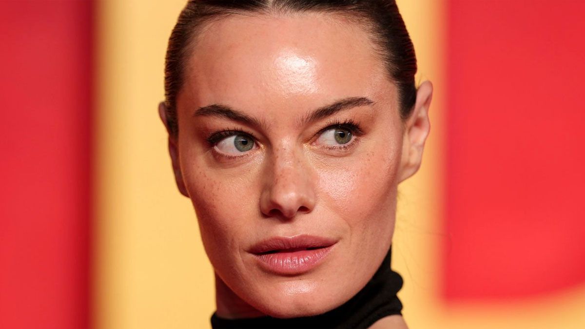La actriz Camille Rowe interpreta a Roxana en la película de Netflix.