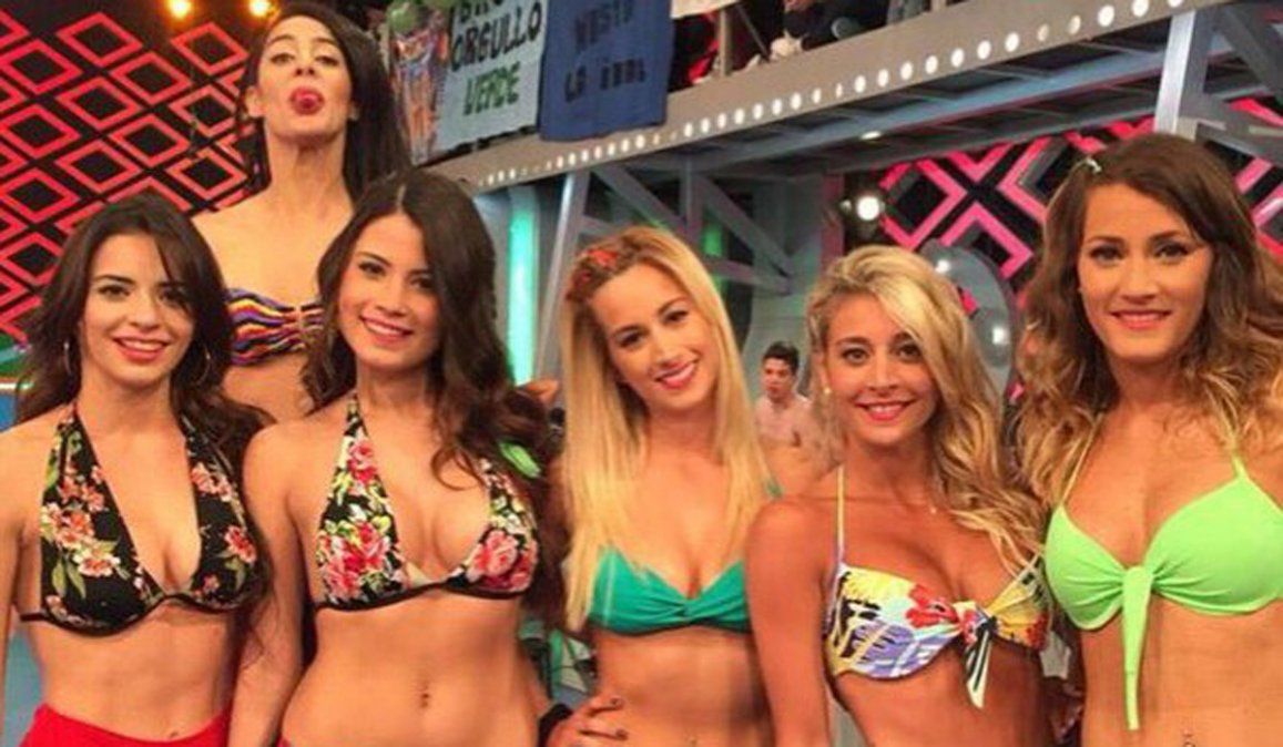 Estefanía Berardi es la joven que está en el medio con bikini verde.