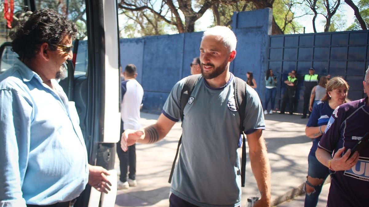 El Pipa Elori se sube al colectivo y recibe el cariño de los hinchas.