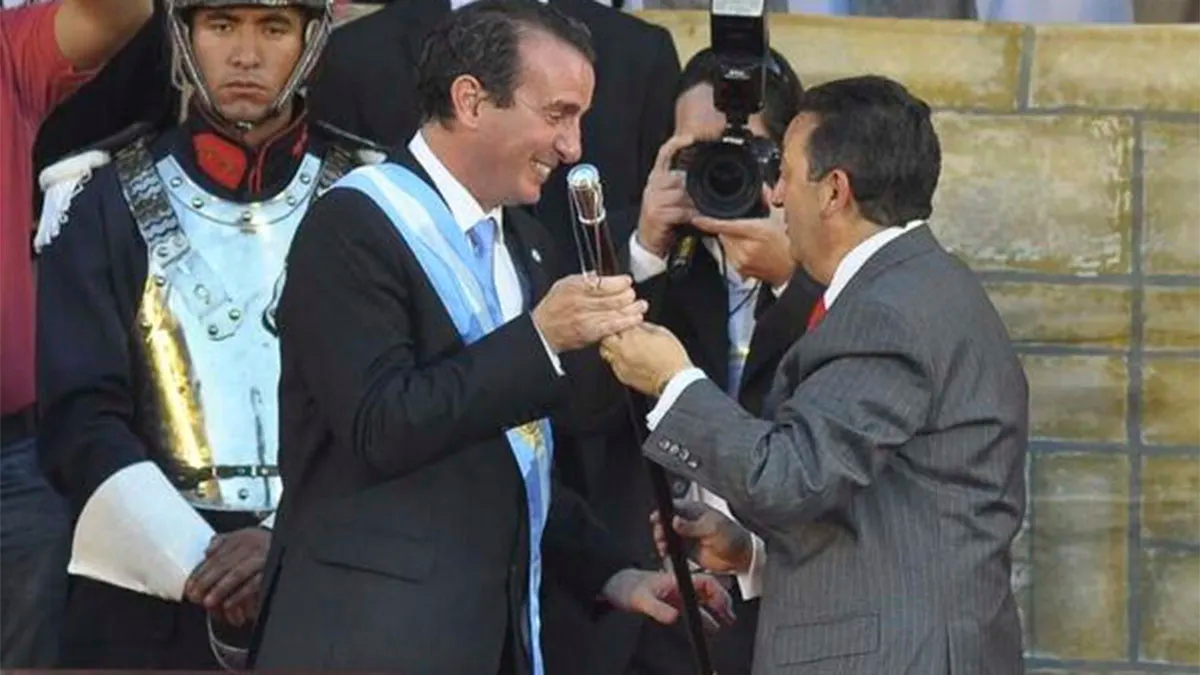 Mendoza, 2011. El peronista Paco Pérez recibe los atributos de su antecesor, Celso Jaque. Mendoza, 2011. El peronista Paco Pérez recibe los atributos de su antecesor, Celso Jaque.