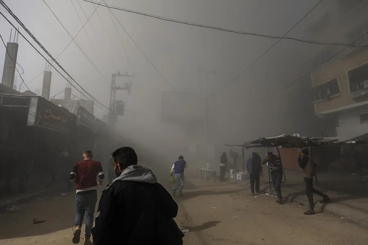Ataque a&eacute;reo israel&iacute; contra la mezquita de Al Farouq en el campo de refugiados de Al Nuseirat. Hamas celebr&oacute; el alto el fuego pero parece que Israel rompi&oacute; el acuerdo. Cr&eacute;dito: EFE/EPA/Mohammed Saber.