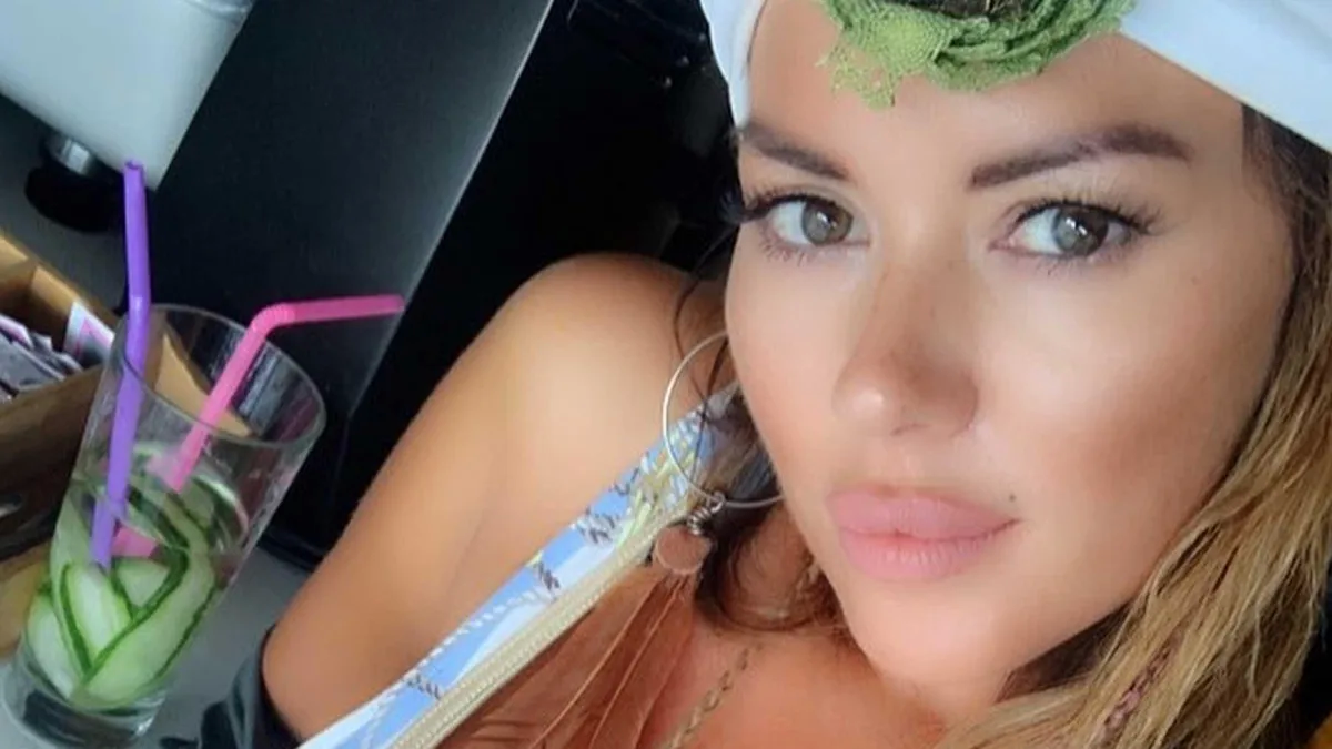 Sin ropa interior, Karina Jelinek sale de fiesta en mini pareo con recortes  y causa impacto