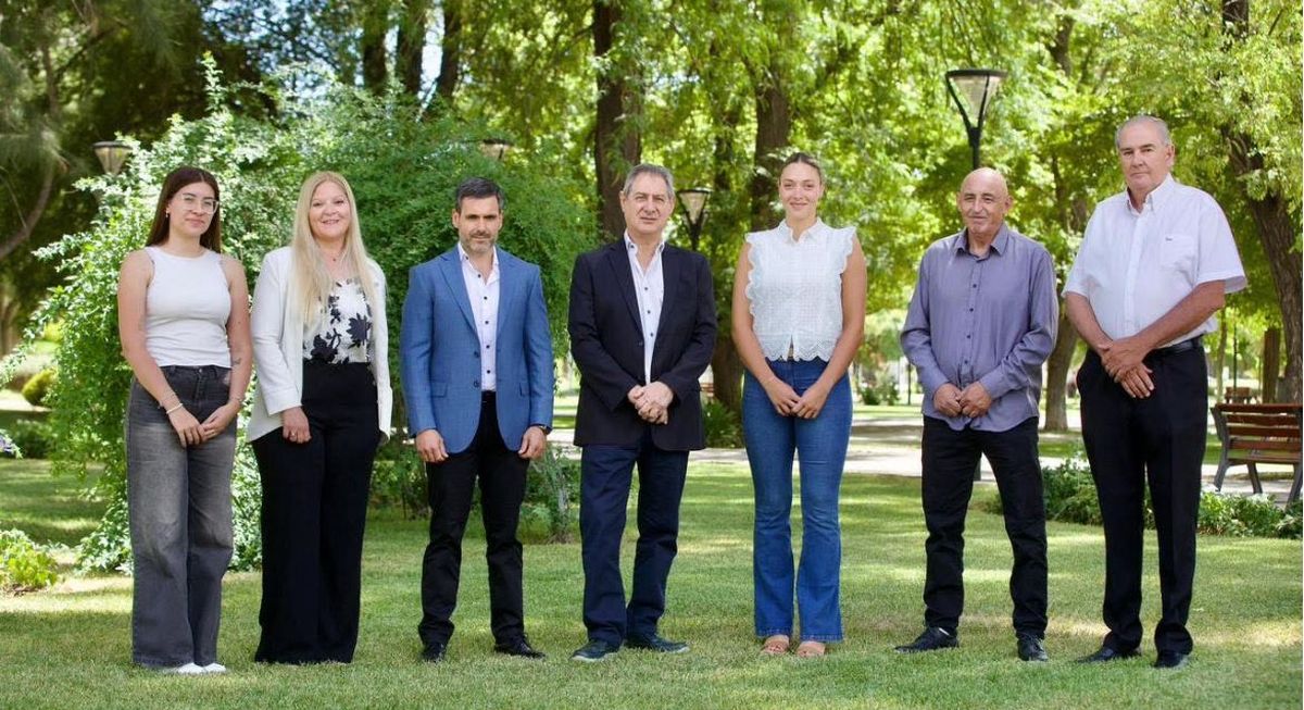 El intendente Omar Félix con sus candidatos a concejales para las elecciones del 22 de febrero. El intendente Omar Félix con sus candidatos a concejales para las elecciones del 22 de febrero.