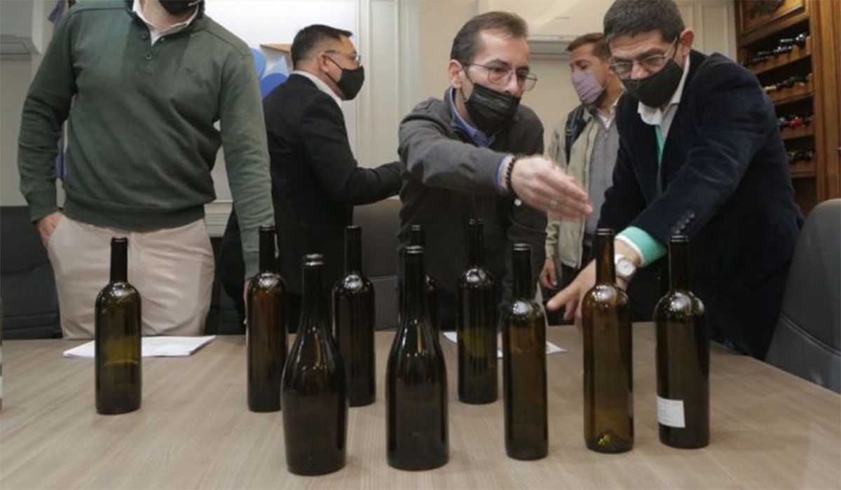 Crisis del vidrio: el jueves viajan 524.000 botellas de Túnez con destino a Mendoza