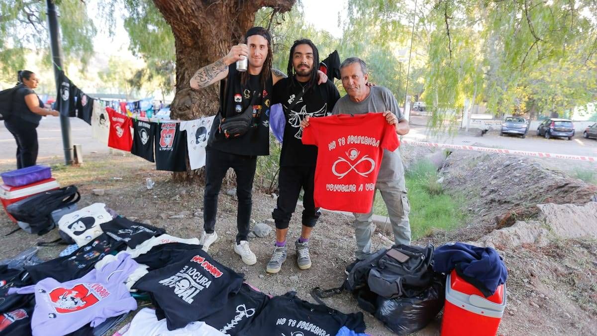 Lucas Marinelli, a la izquierda, vende remeras. Lucas Marinelli, a la izquierda, vende remeras.