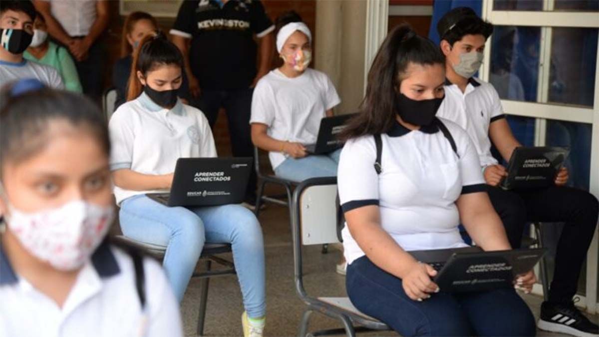 El Plan Federal Juana Manso entregará Netbooks a alumnos y alumnas de la secundaria.